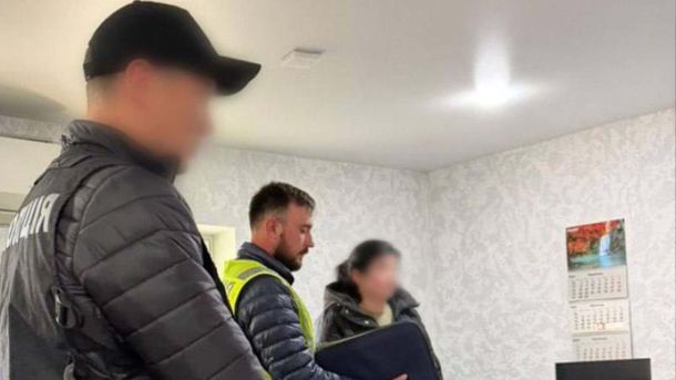 Оголошено підозру посадовиці у Деснянському районі: 1,9 млн грн переплати за світло для шкіл Поліцейські у кабінеті підозрюваної