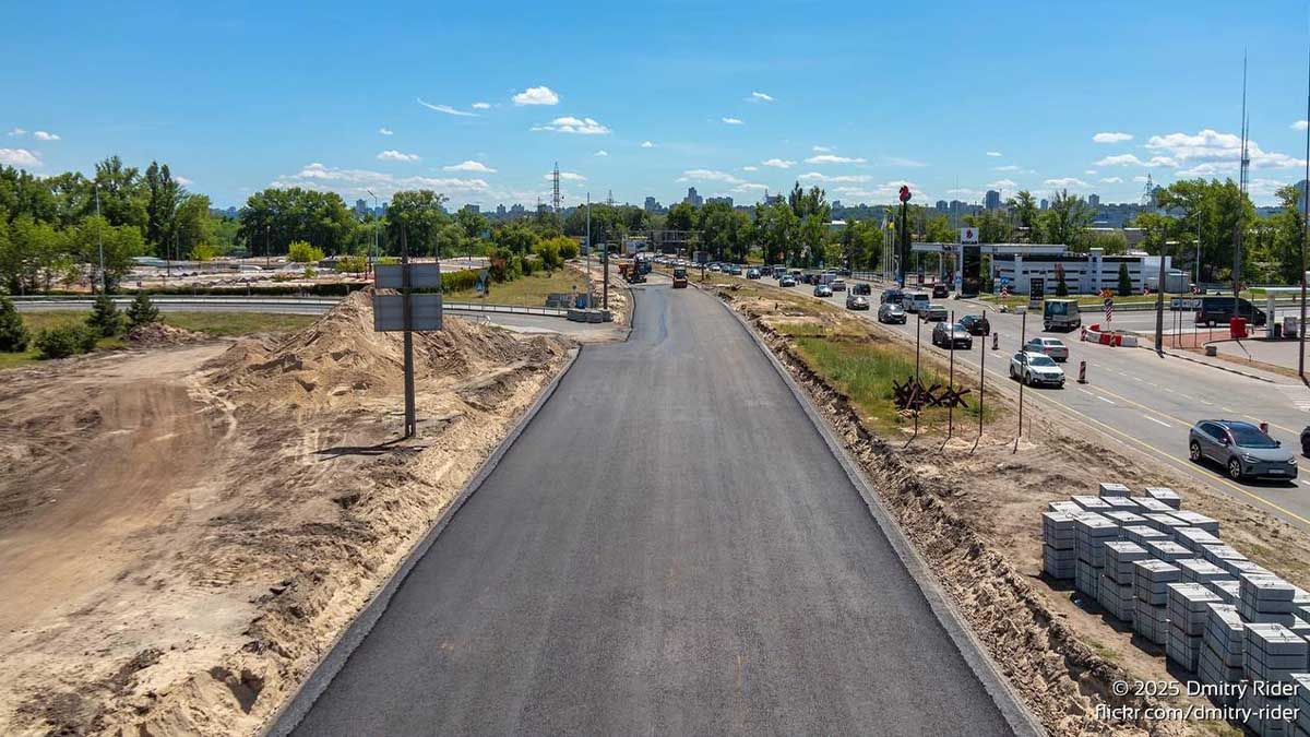Ремонт на Богатирській: завершено другий шар асфальту, рух скоро перенесуть Ремонт на Богатирській: завершено другий шар асфальту, рух скоро перенесуть