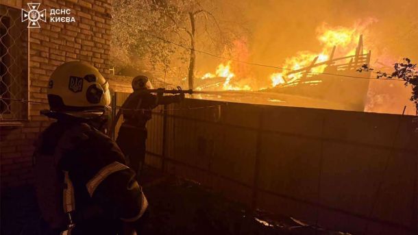 Атака на Бровари: уламки зруйнували дім, є постраждала Атака на Бровари: уламки зруйнували дім, є постраждала
