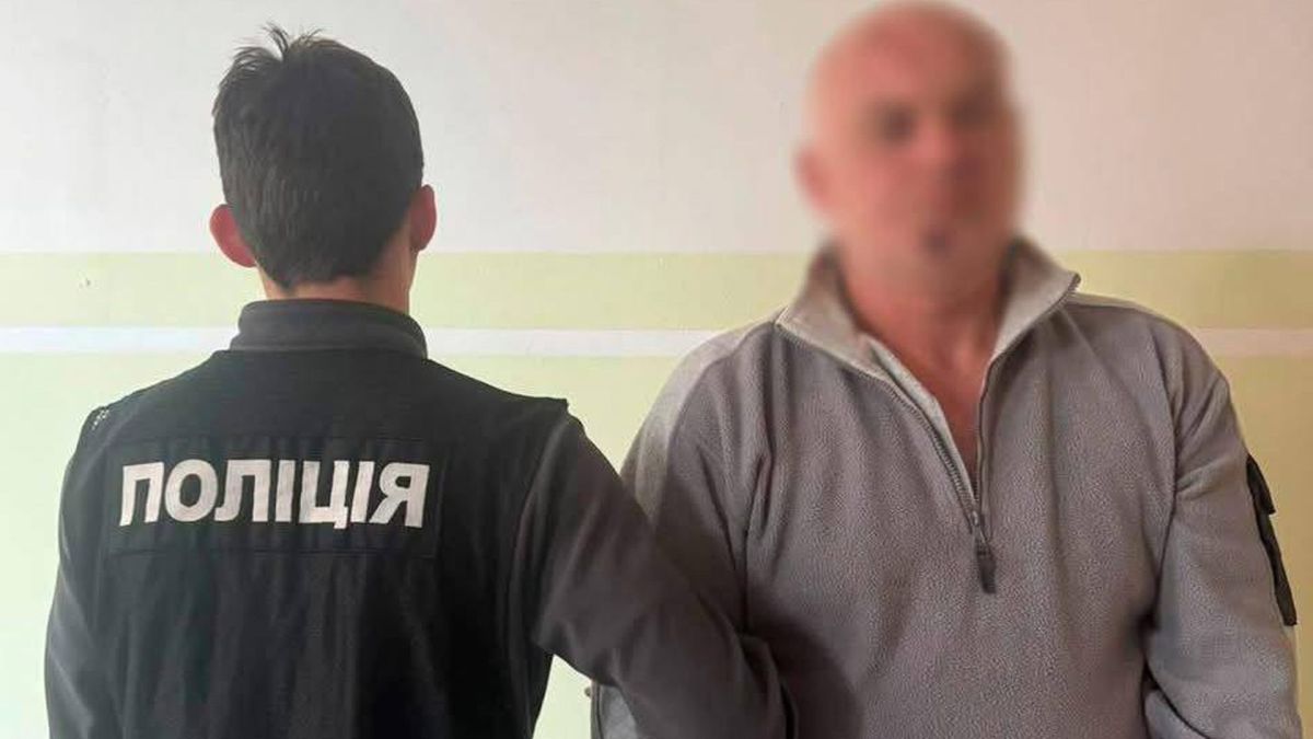 Напився і вдарив жінку ножем у шию: у Києві затримали чоловіка Поліцейський тримає під руки чоловіка