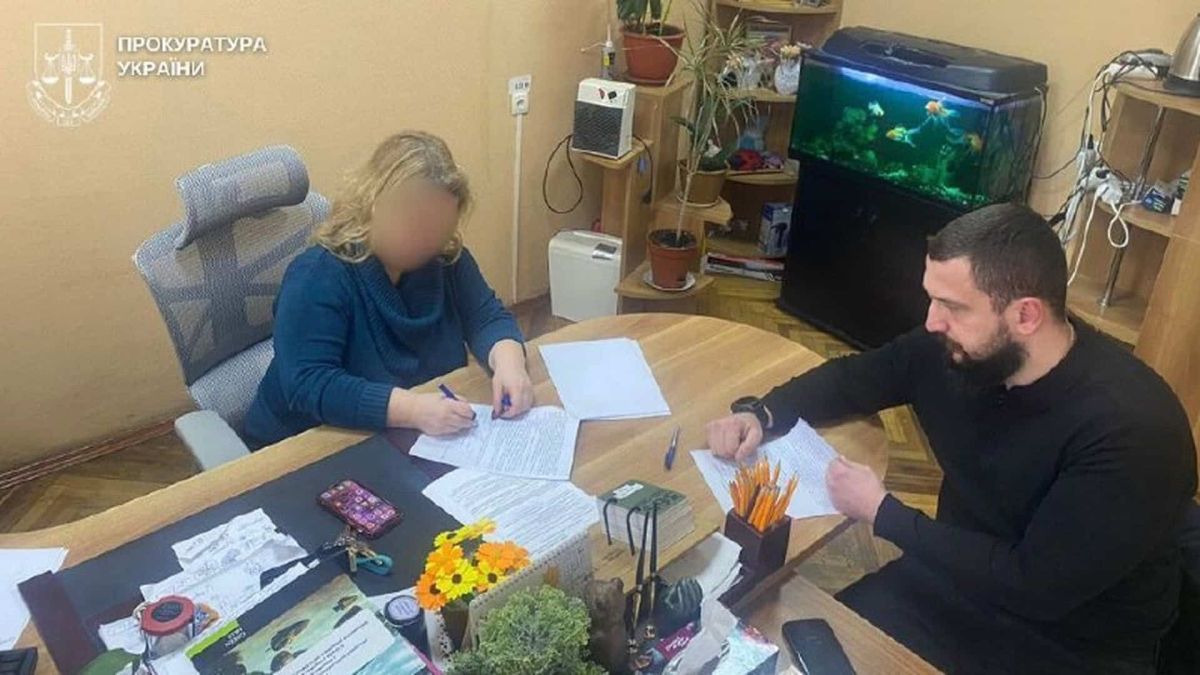 Начальницю районної Служби у справах дітей судитимуть за бездіяльність Прокурори Деснянської окружної прокуратури скерували до суду справу щодо начальниці Служби у справах дітей Києва за бездіяльність при катуванні дитини