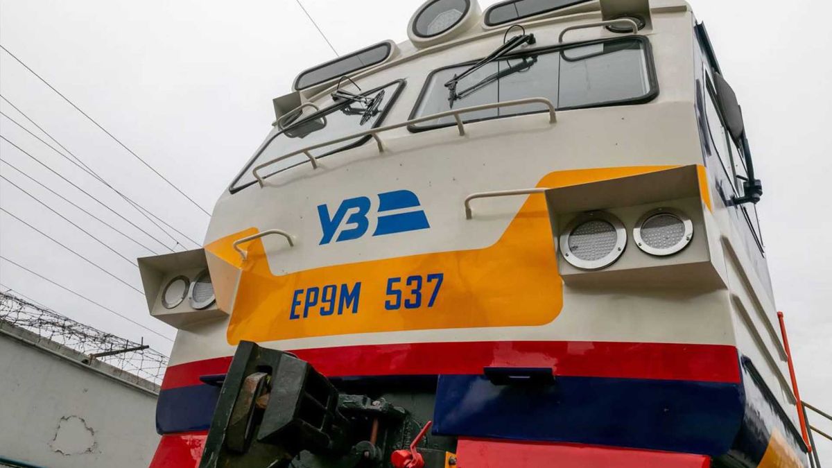 На Сумщині відновили рух потягів після обстрілу, але є затримки рейсів, що йдуть через Київ Електровоз із логотипом УЗ