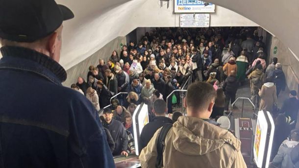 На Печерську загорілася дев’ятиповерхівка: загинула людина Натовп на ескалаторі станції метро