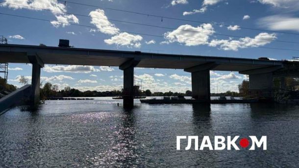 Хрещатик, 5: втрачений конструктивістський будинок держустанов Автомобільний міст через річку з бетонними опорами під блакитним небом з білими хмарами