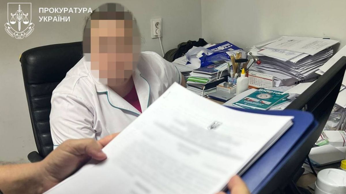 13,4 млн з НСЗУ для неіснуючих лікарів: на Київщині судять 7 осіб Директорка обухівської лікарні отримує документи від прокурора — справа про розкрадання 13,4 млн грн з НСЗУ