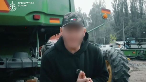 У Києві підставна фірма з «агротехніки» надурила 24 інвесторів Чоловік стоїть біля агротехніки, біля трактора