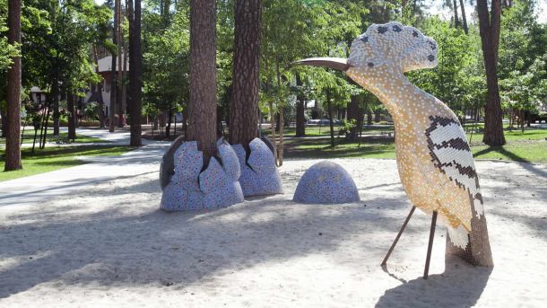 У Києві проводять благодійний ЛапаFest на підтримку врятованих тварин Скульптура птаха в парку