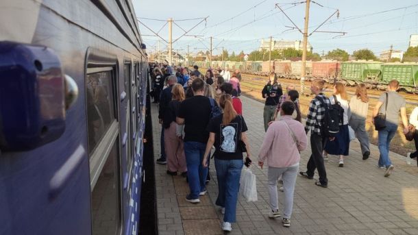Казкова зустріч: Святий Миколай чекає на дітей у Пирогові з 4 до 21 грудня Пасажири потяга біля вагона на пероні