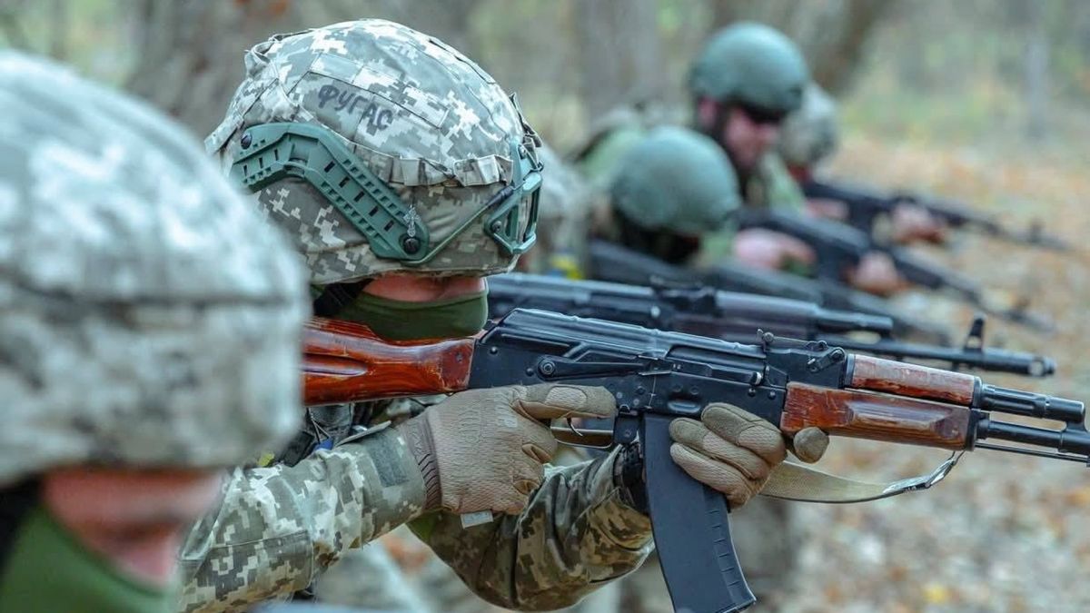 Втрати РФ на 2 березня: 960 окупантів та 1 810 дронів за добу Військові ЗСУ сидять в ряд і тренуються стріляти із рушниць