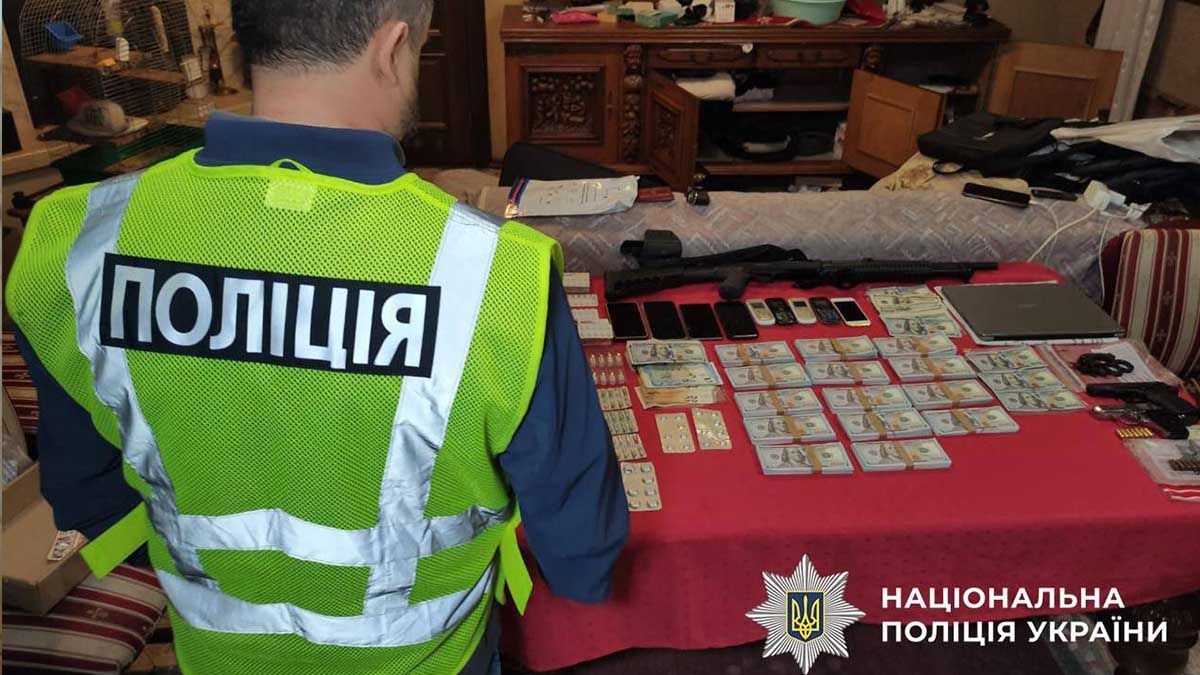 У Києві викрили подружжя, яке за $135 тисяч обіцяло «вирішити» справу наркодилера (відео) У Києві викрили подружжя, яке за $135 тисяч обіцяло «вирішити» справу наркодилера (відео)