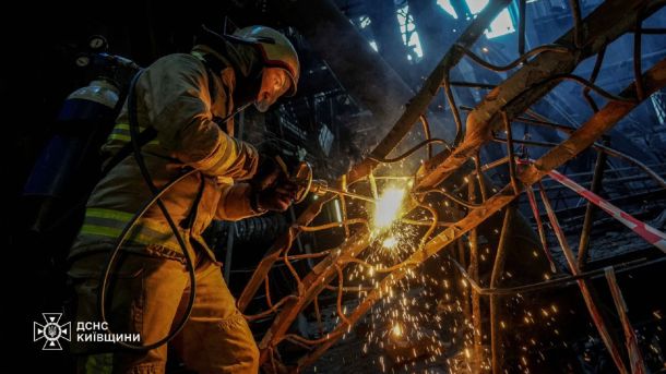 Графіки відключень 27 лютого: наслідки нічної атаки на енергосистему Рятувальник загону спецпризначення ДСНС під час відновлювальних робіт на об'єкті критичної інфраструктури
