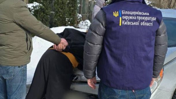 П'яний киянин порізав обличчя підлітку біля метро «Чернігівська» Співробітники Білоцерківської окружної прокуратури затримують підозрюваного біля автомобіля взимку
