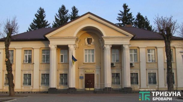 Прокуратура через суд вимагає відновити пам’ятку архітектури на Подолі Будівля суду з колонами та українським прапором при вході