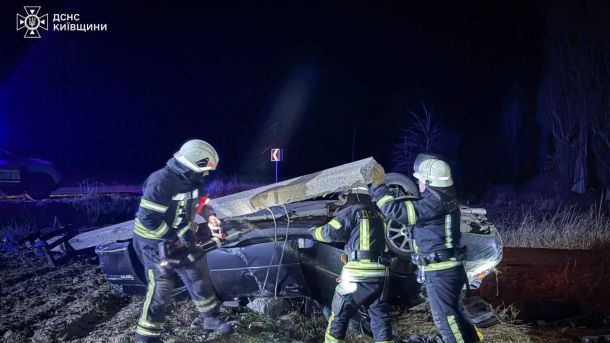 Біла Церква: кількість постраждалих зросла до 5 осіб Рятувальники розпилюють перевернуту автівку