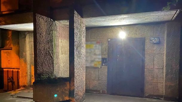 У Києві судитимуть «ворожок»: ошукали родини загиблих воїнів Під'їзд житлового будинку на вулиці Остафія Дашкевича у Києві, де сталося ножове поранення