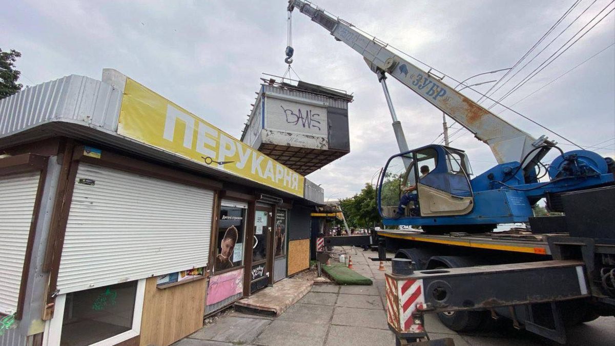 У Києві нові правила для МАФів і прокату електротранспорту: що змінилось Автокран піднімає та демонтує малу архітектурну форму (МАФ) з тротуару в Києві