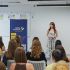Головні новини Києва | Kyiv.News Яна Лагода виступає перед учасницями програми Language & Thinking Kyiv на тлі банера Nova Ukraine в аудиторії KSE