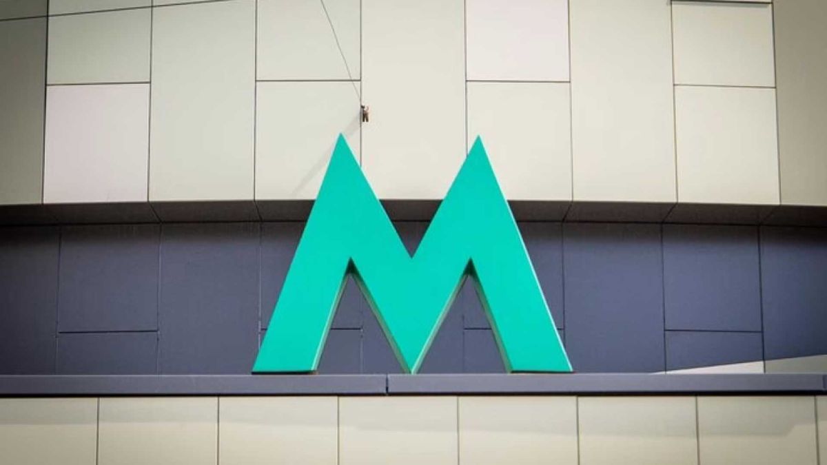У Києві зупинявся рух на червоній гілці метро: роботу вже відновлено буква м на фасаді будівлі