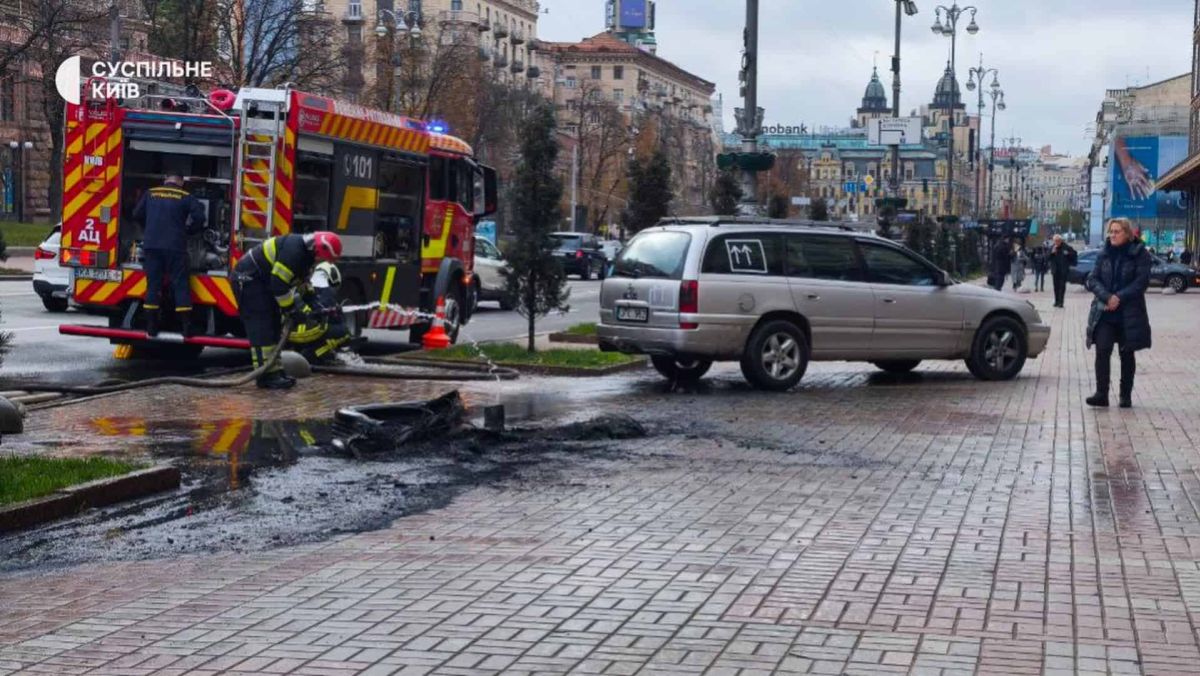 На Хрещатику затримали чоловіка, який підпалив шини під КМДА (фото, відео) Пожежники гасять займання автомобіля на Хрещатику