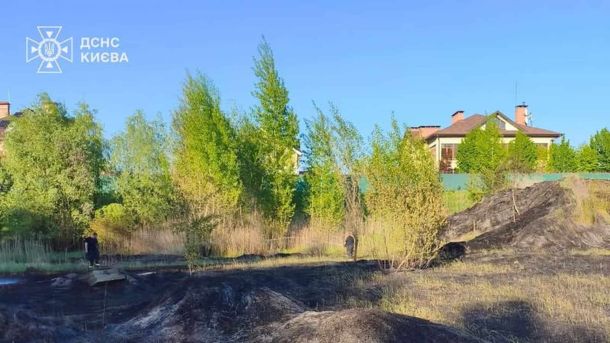 Пожежа на Прикордонній у Деснянському р-ні: трав'яний настил згорів на 1000 кв. м Обгоріла трав'яна ділянка площею 1000 кв. м на вулиці Прикордонній у Деснянському районі Києва після пожежі 16 травня 2026 року, яку ліквідували рятувальники ДСНС