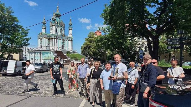 Кінотеатр «Кадр» на Пріорці: 78 місць і 70 років роботи Учасники ініціативи «Андріївський узвіз: Перезавантаження» на тлі Андріївської церкви на Андріївському узвозі в Києві