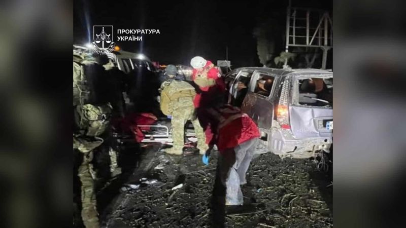 Головні новини Києва | Kyiv.News Медики й військові біля пошкодженого автомобіля з вибитими вікнами вночі після російської атаки на Київ 26 жовтня