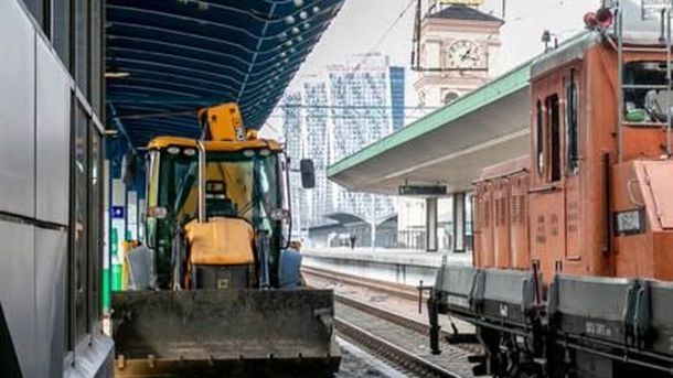 На Чорновола в Києві оновили асфальт і розмітку: відремонтовано 2000 м² Будівельна техніка на другому пероні Центрального залізничного вокзалу Києва під час реконструкції безбар'єрної платформи
