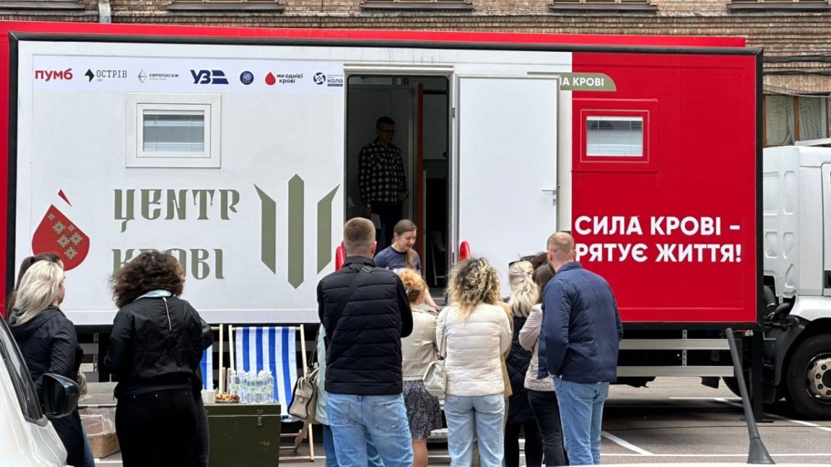 У Києві запрацював мобільний центр донації крові для ЗСУ: як долучитися У Києві запрацював мобільний центр донації крові для ЗСУ: як долучитися