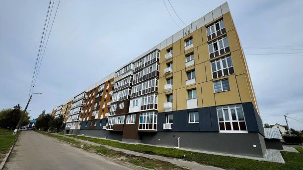 Будинок профспілок повернули державі: виявили нелегальний покер-клуб Відновлений фасад багатоповерхівки у Бородянці після утеплення й ремонту, видно нові балкони та кольорове оздоблення