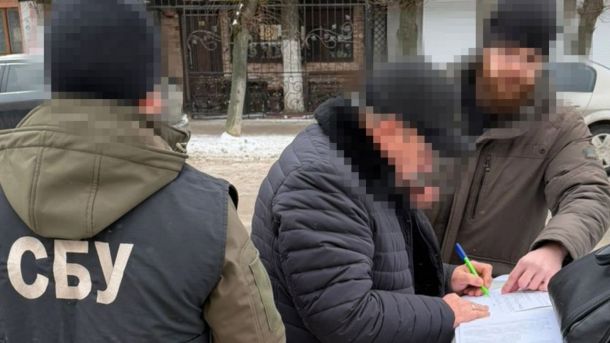 Насильство на Лисогірській: затримали 35-річного мешканця Теремків Підозрюваний підписує документ