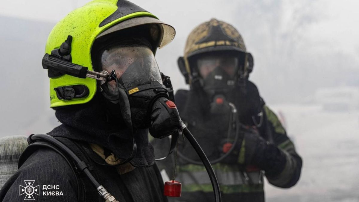 192 виїзди за тиждень: як працювали рятувальники Києва Два рятувальники ДСНС Києва крупним планом у дихальних апаратах та захисних касках працюють у задимленому приміщенні під час ліквідації пожежі