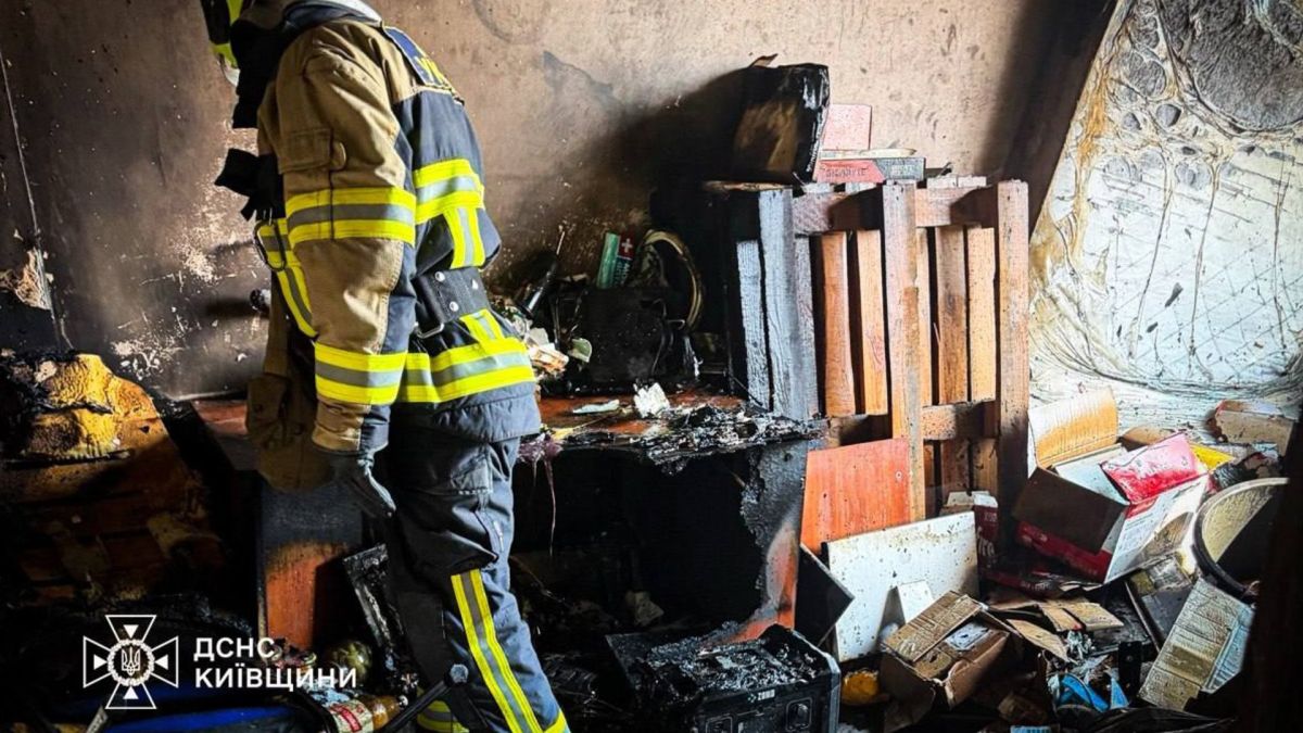 У Софіївській Борщагівці під час пожежі загинув чоловік: евакуйовано 12 осіб Спалене приміщення, у якому знаходиться пожежник і його оглядає