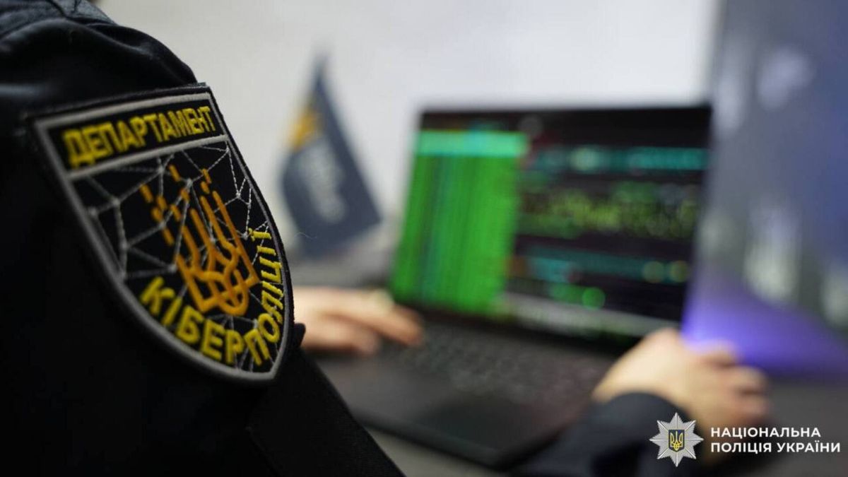 Замість пів мільйона кримінальна справа: як поліція врятувала киянку Фахівець кіберполіції за комп'ютером