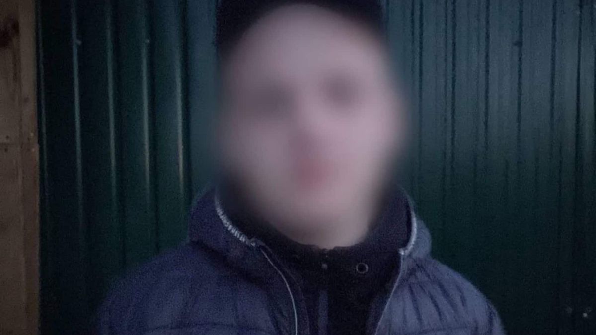 У Білій Церкві 24-річний рецидивіст викрав авто і кинув його в лісосмузі Поліцейські біля викраденого автомобіля ВАЗ, знайденого в лісосмузі поблизу Білої Церкви на Київщині