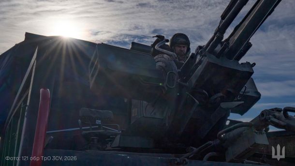 Пожежа у Голосіївському районі: загорівся диван, вогонь перекинувся на дах Зенітник Сил територіальної оборони ЗСУ стежить за повітряним простором під час ворожої атаки дронів на Київ
