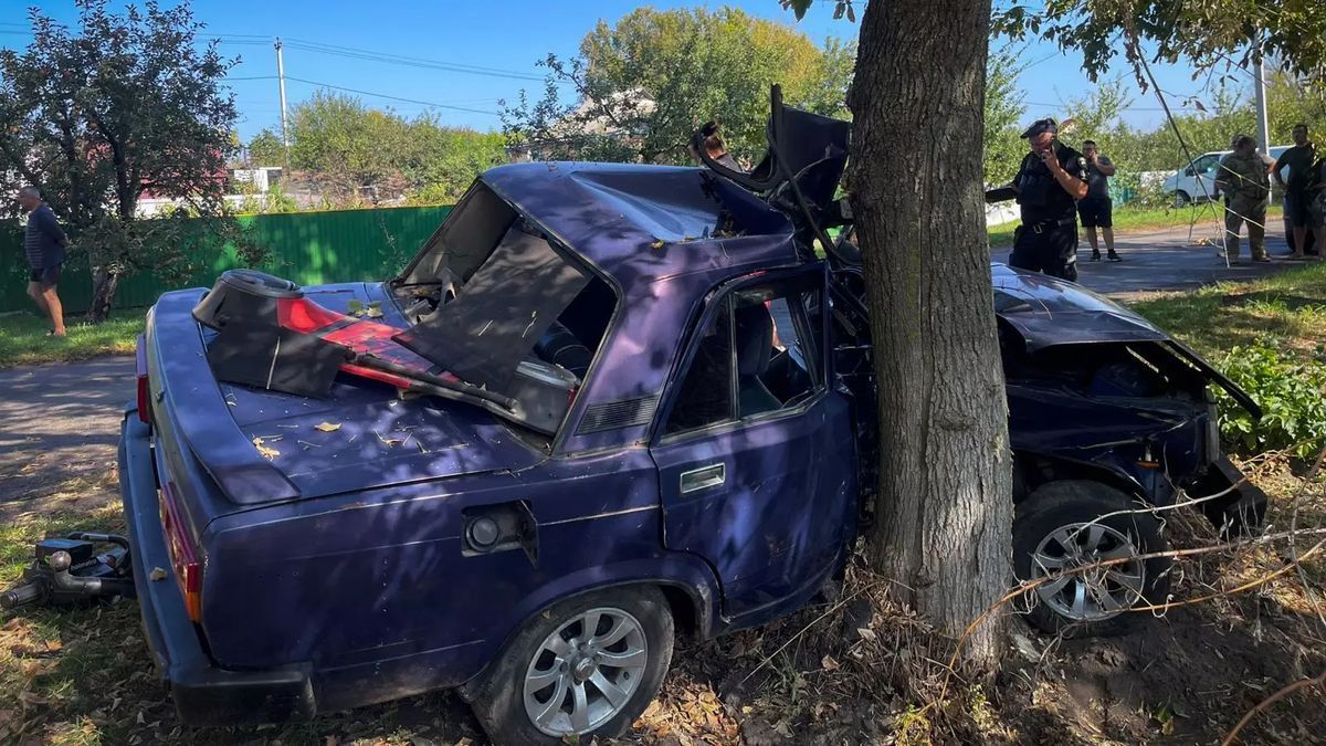 У Яготині ВАЗ врізався в дерево: водія деблокували рятувальники Пошкоджений автомобіль врізався в дерево, поруч працює поліція та зібралися люди