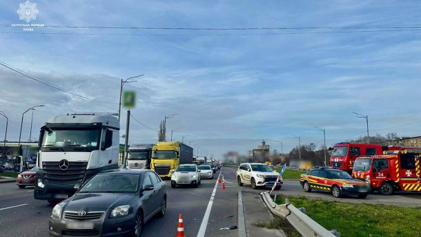 Великий затор на Кільцевій біля Жулянського шляхопроводу: що сталося Автомобілі стоять на дорозі у заторі, на фоні блакитного неба