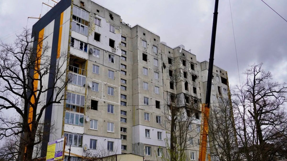 Зруйнований обстрілами будинок в Ірпені отримає нові перекриття і фасад Багатоквартирний будинок на вулиці Садовій 69 в Ірпені з пошкодженнями від обстрілів під час капітального ремонту
