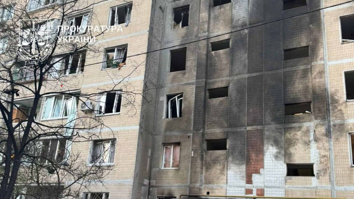 Наслідки ударів РФ у Києві: показуємо фото будинків Пошкоджений уламками будинок в Києві після атаки, чорна стіна і вибиті вікна