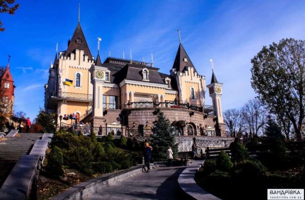 Київський фунікулер зупинився через відключення світла Будівля Київського державного академічного театру ляльок у вигляді казкового замку з вежами на вулиці Грушевського відкрита у 2005 році