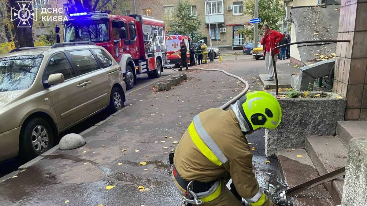 На Печерську загорілася дев’ятиповерхівка: загинула людина Пожежна машина у дворі житлового будинку і пожежник сидить біля під'їзду налаштовує гідранти