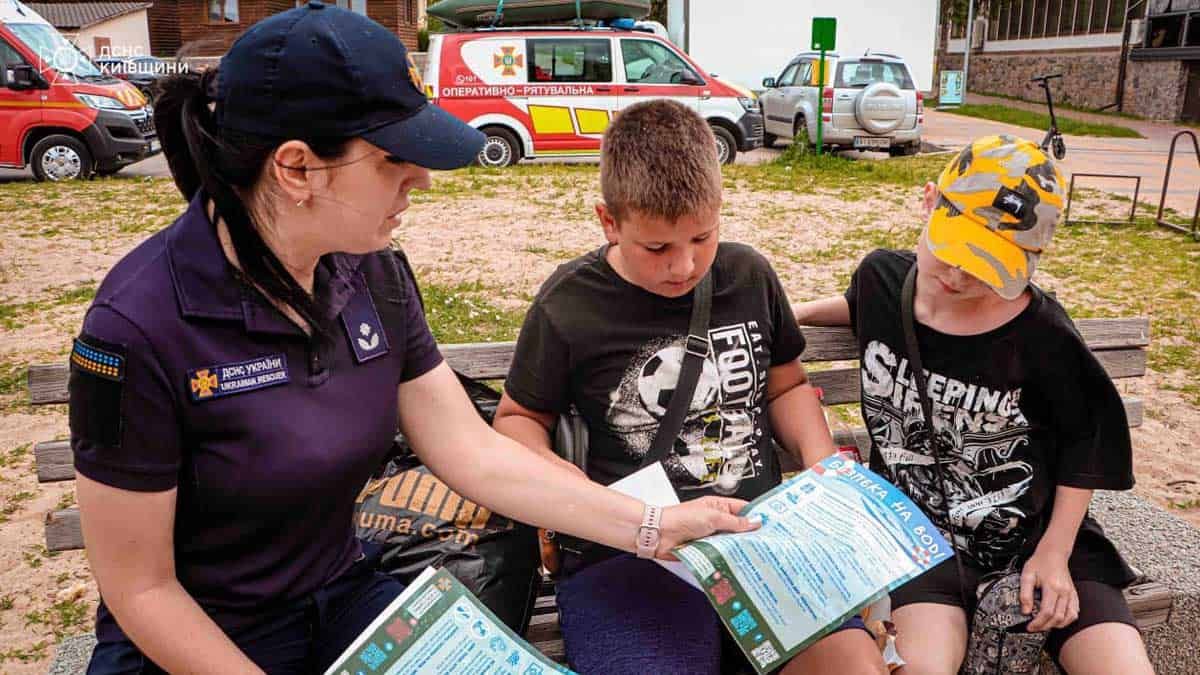 Рятувальники Київщини провели тренування з порятунку на воді та нагадали правила безпеки Рятувальники Київщини провели тренування з порятунку на воді та нагадали правила безпеки