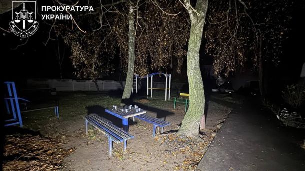 Будкомпанія привласнила 330 тисяч на ремонті Політехнічного ліцею в Києві Нічна вулиця, стіл і дерева з дитячим майданчиком