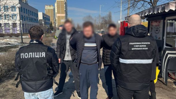Обіцяв виїзд «священнослужителем» за $10 000: у Києві затримали шахрая Обіцяв виїзд «священнослужителем» за $10 000: у Києві затримали шахрая