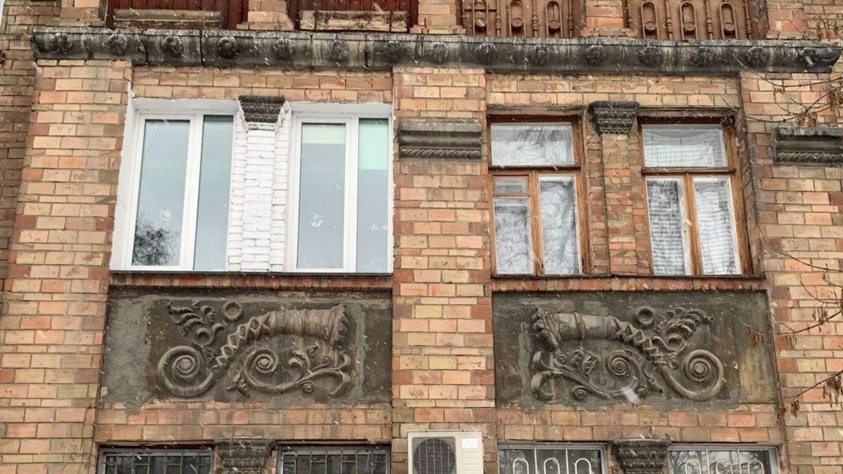 Суд захистив від забудови архітектурний квартал Добровольського в Києві Фрагмент фасаду старого київського будинку з декоративними барельєфами у вигляді гармат і рослинних орнаментів між вікнами