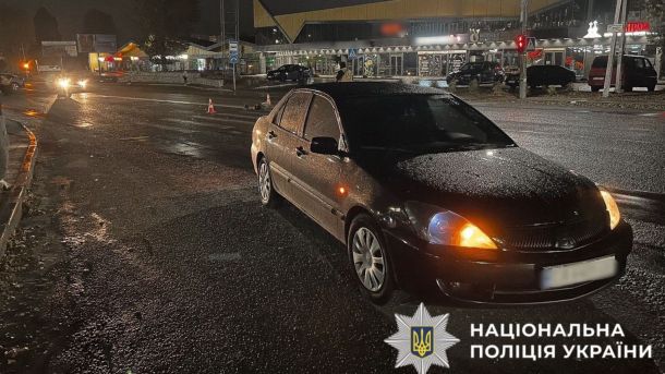 Смертельна пожежа на Рибальському острові — загинула людина, евакуйовано шістьох мешканців Чорний автомобіль стоїть на мокрій нічній дорозі з увімкненими фарами