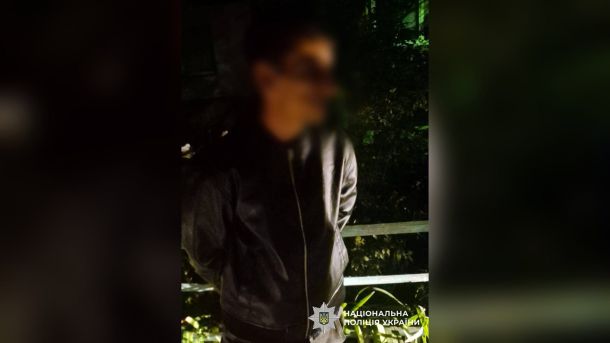 Іноземця затримали за підозрою у пограбуванні в парку «Нивки» Поліцейські затримали 29-річного рецидивіста за крадіжку рюкзака з 10 тисячами гривень з авто у Солом'янському р-ні Києва