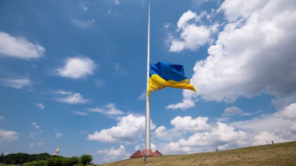 У Києві тимчасово знімуть найбільший прапор України через техобслуговування флагштока У Києві тимчасово знімуть найбільший прапор України через техобслуговування флагштока