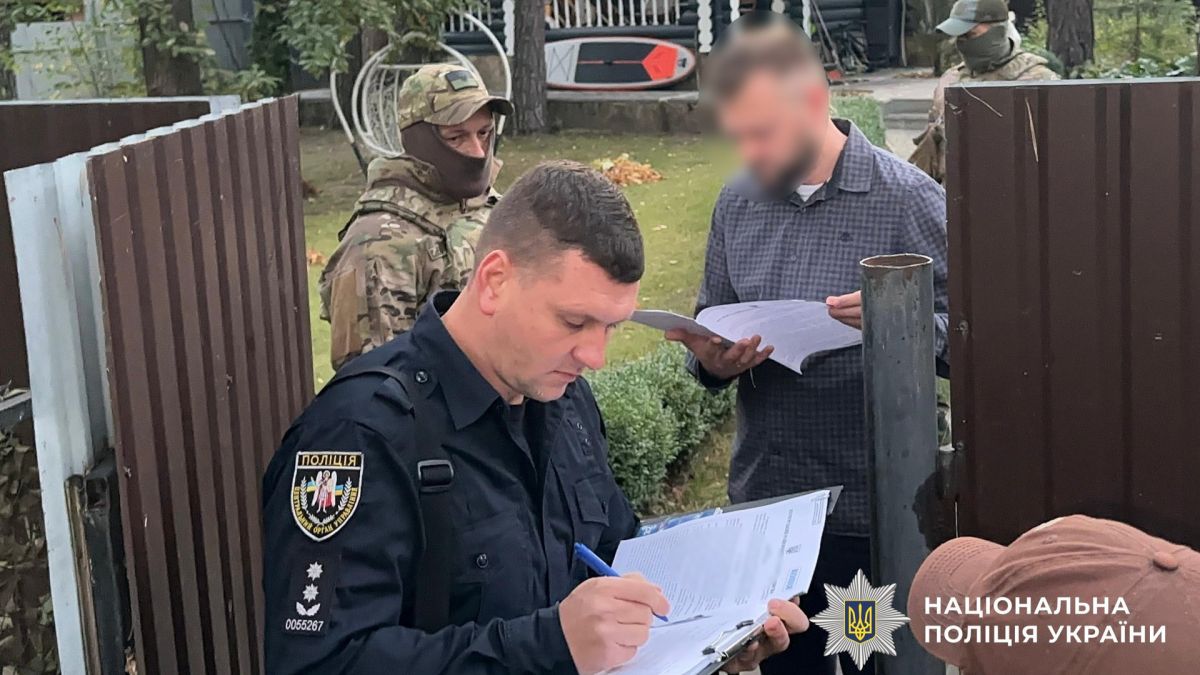 Скандал у МЗС: чиновника затримали за продаж українських паспортів росіянам Працівники поліції біля приватного будинку вручають підозру чоловіку