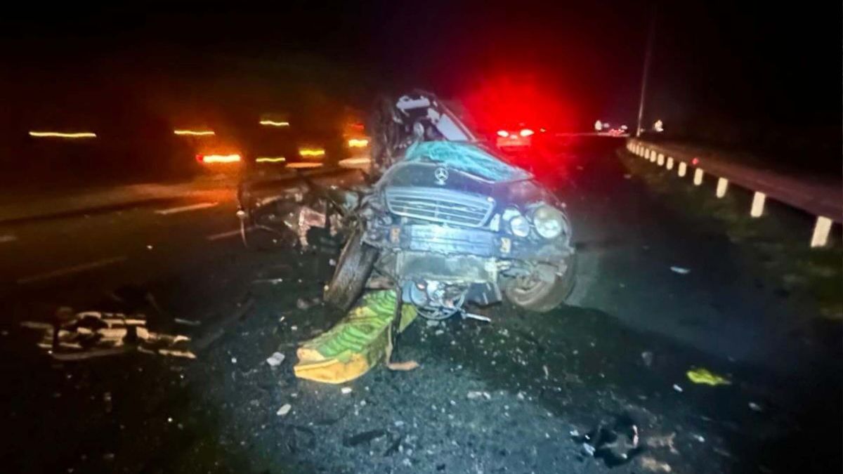 Водій Mercedes загинув під час розвороту біля Димерки Знищений «Мерседес» на місце ДТП